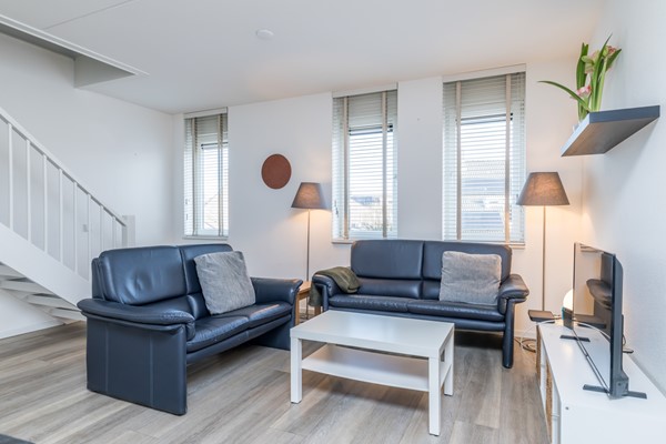 Foto - Te koop: Op goede en in geliefde woonwijk in Voerendaal gelegen halfvrijstaande bovenwoning (type B3 maisonnette), met o.a. dakterras, separate berging op de begane grond en eigen parkeerplaats. 